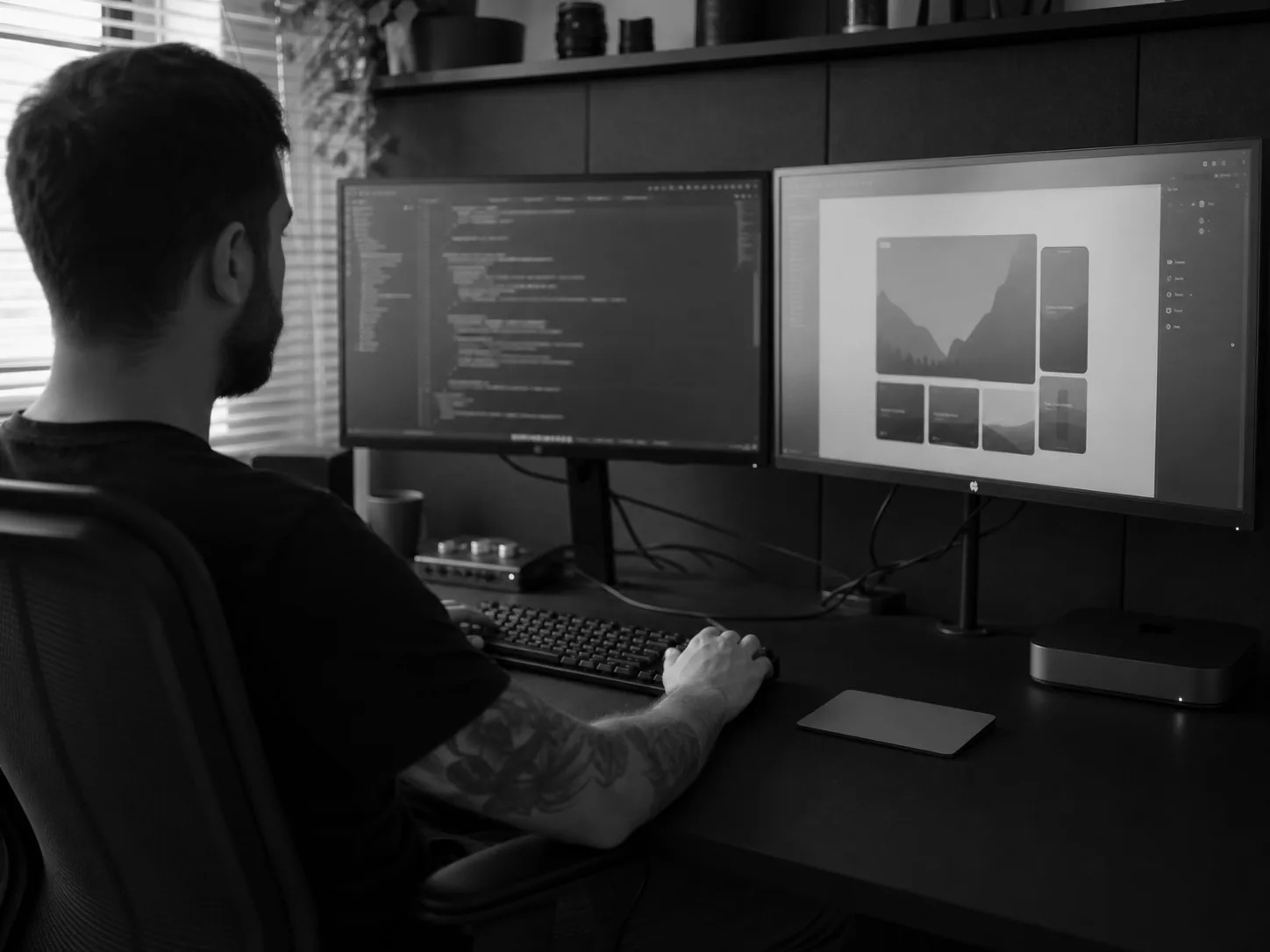 Desenvolvedor trabalhando em dois monitores com código e uma interface responsiva.