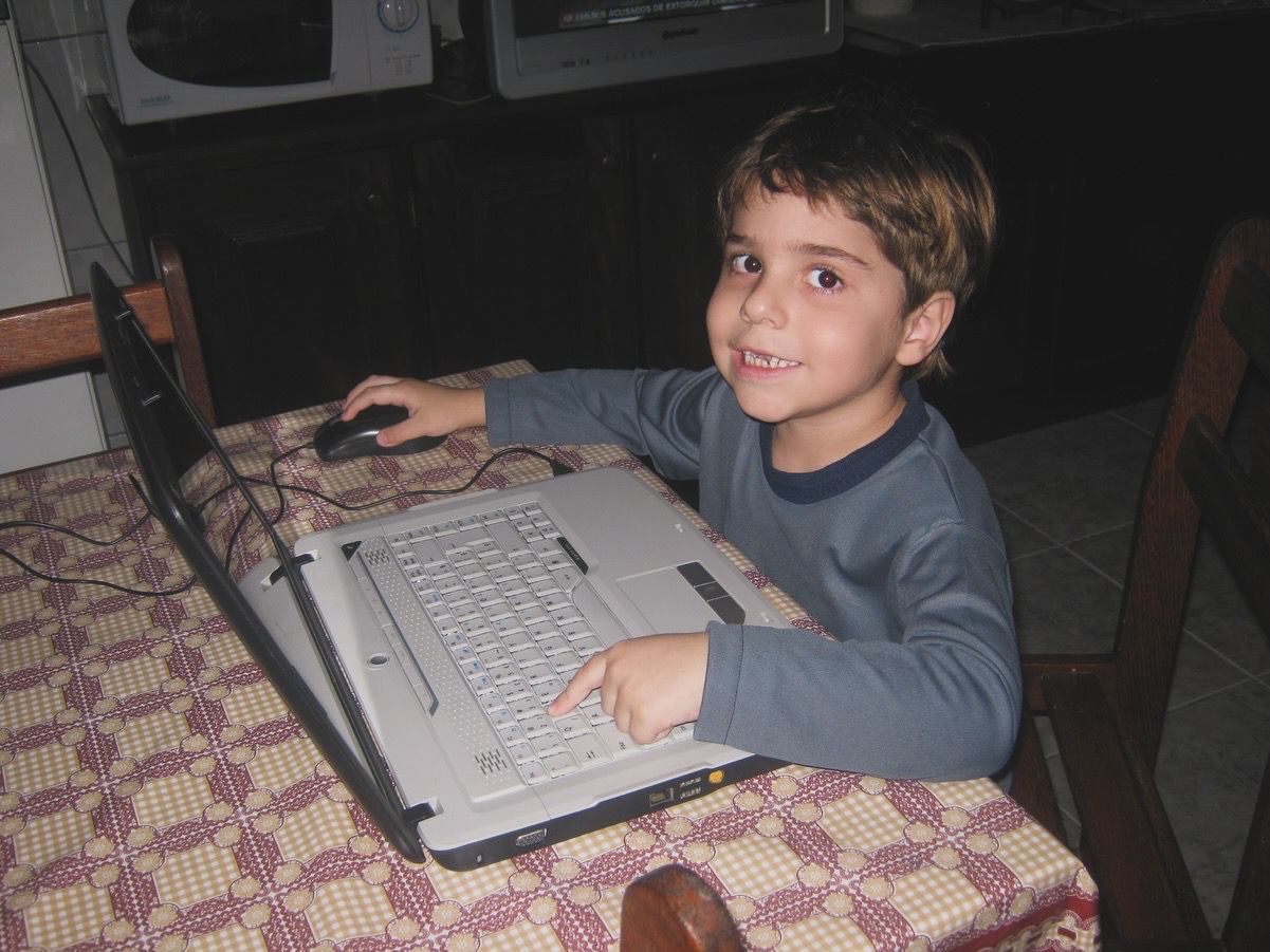 Gabriel criança jogando
